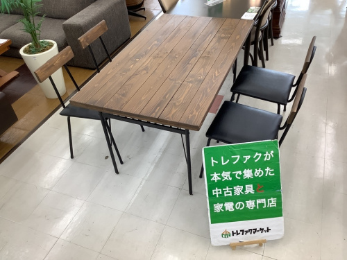 生活家具のテーブル