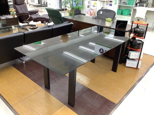 カッシーナのダイニングテーブル