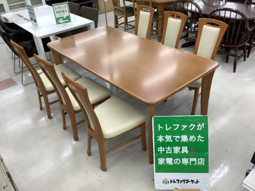 生活家具のテーブル