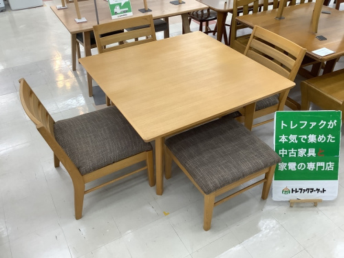 生活家具のテーブル