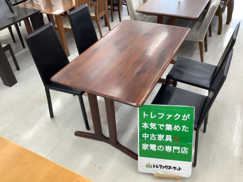 生活家具のテーブル