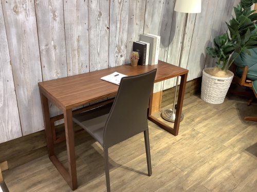 中古家具のデスク