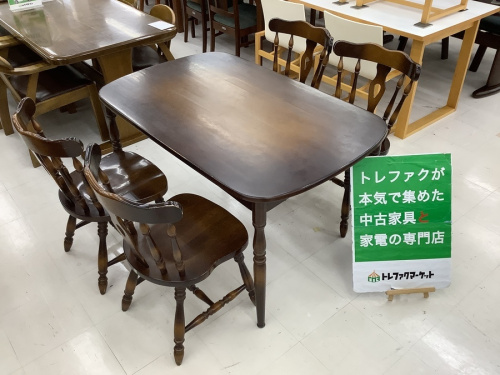 生活家具のテーブル