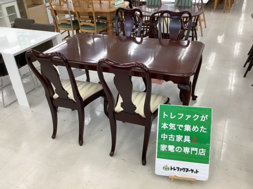 生活家具のテーブル
