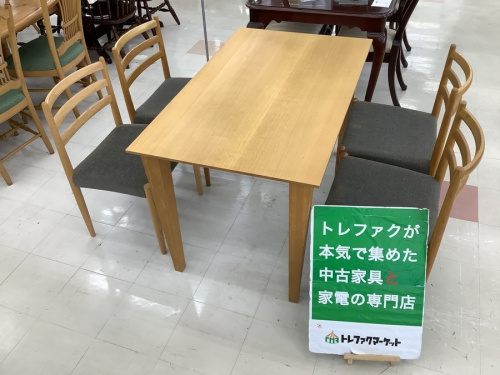 生活家具のテーブル