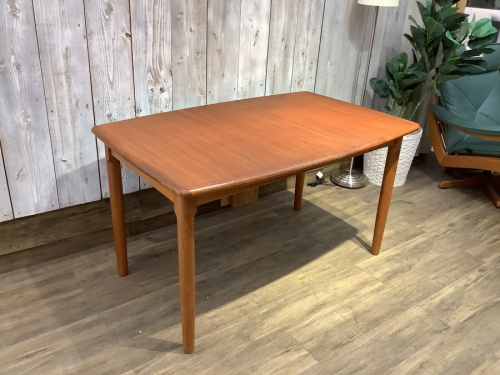 GUDMEのダイニングテーブル