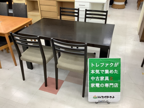 生活家具のテーブル