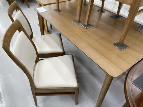 ダイニングセットのテーブル