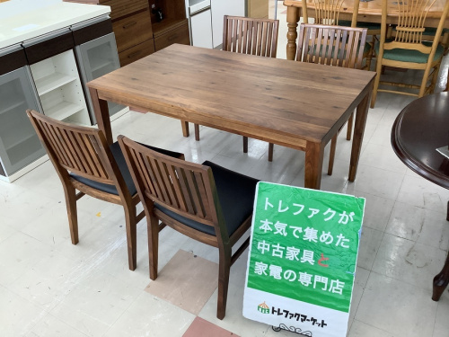 生活家具のテーブル