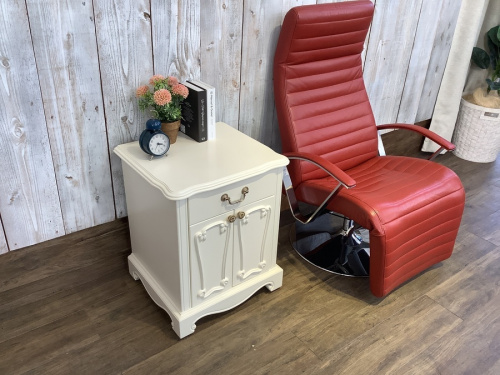 中古家具のナイトテーブル