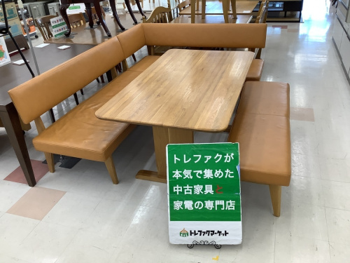 生活家具のテーブル