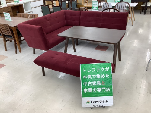 生活家具のテーブル