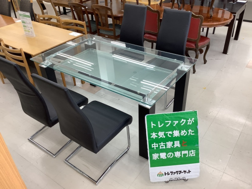 生活家具のテーブル