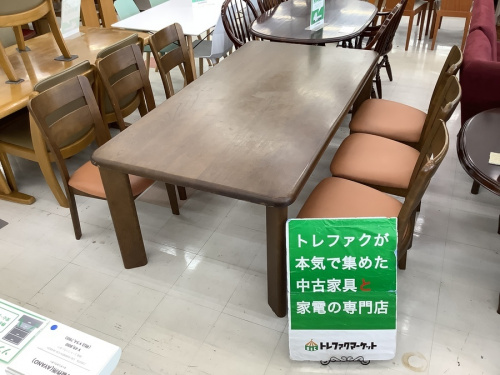 生活家具のテーブル