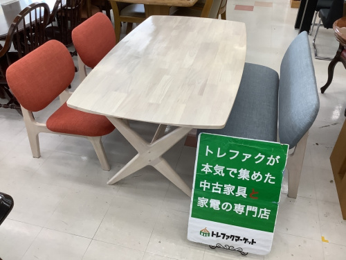 生活家具のテーブル