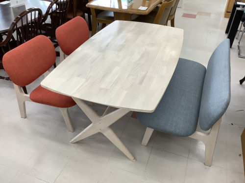 テーブルのダイニング4点セット