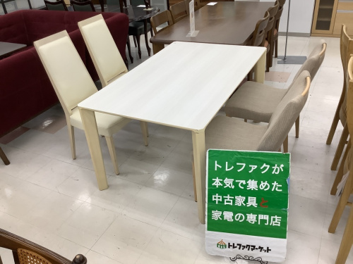 生活家具のテーブル