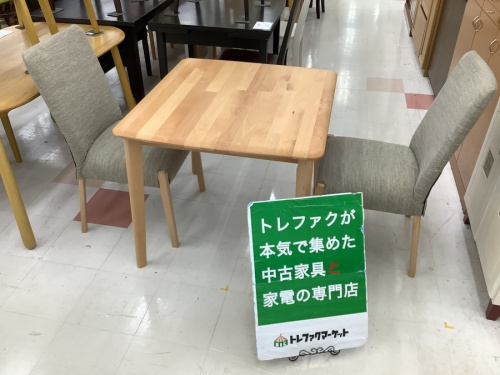 生活家具のテーブル