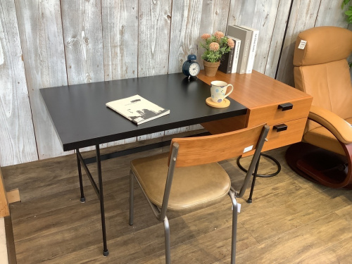 中古家具のデスク