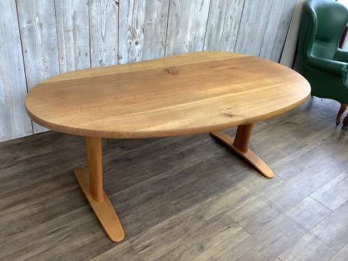 ダイニングテーブルのベンチ