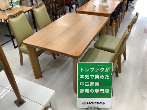 生活家具のテーブル