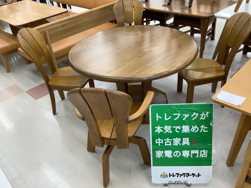 生活家具のテーブル