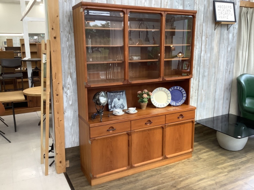 中古家具の食器棚