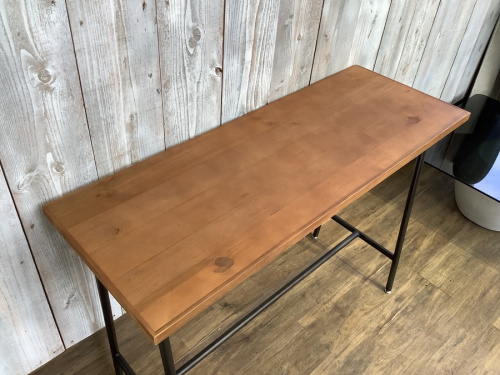 特選家具のテーブル