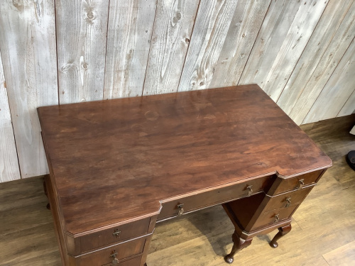 デスクのクイーンアンスタイル