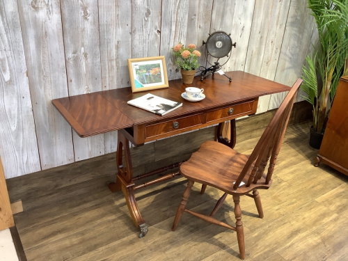 中古家具　のテーブル