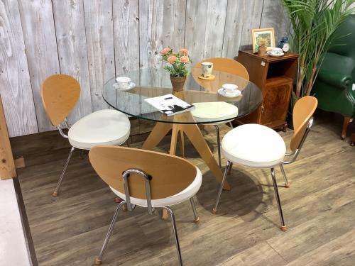 中古家具のダイニングテーブル