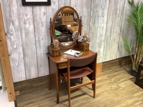 中古家具のドレッサー