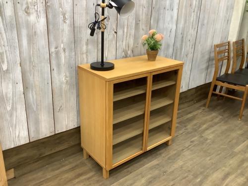 中古家具の木製キャビネット