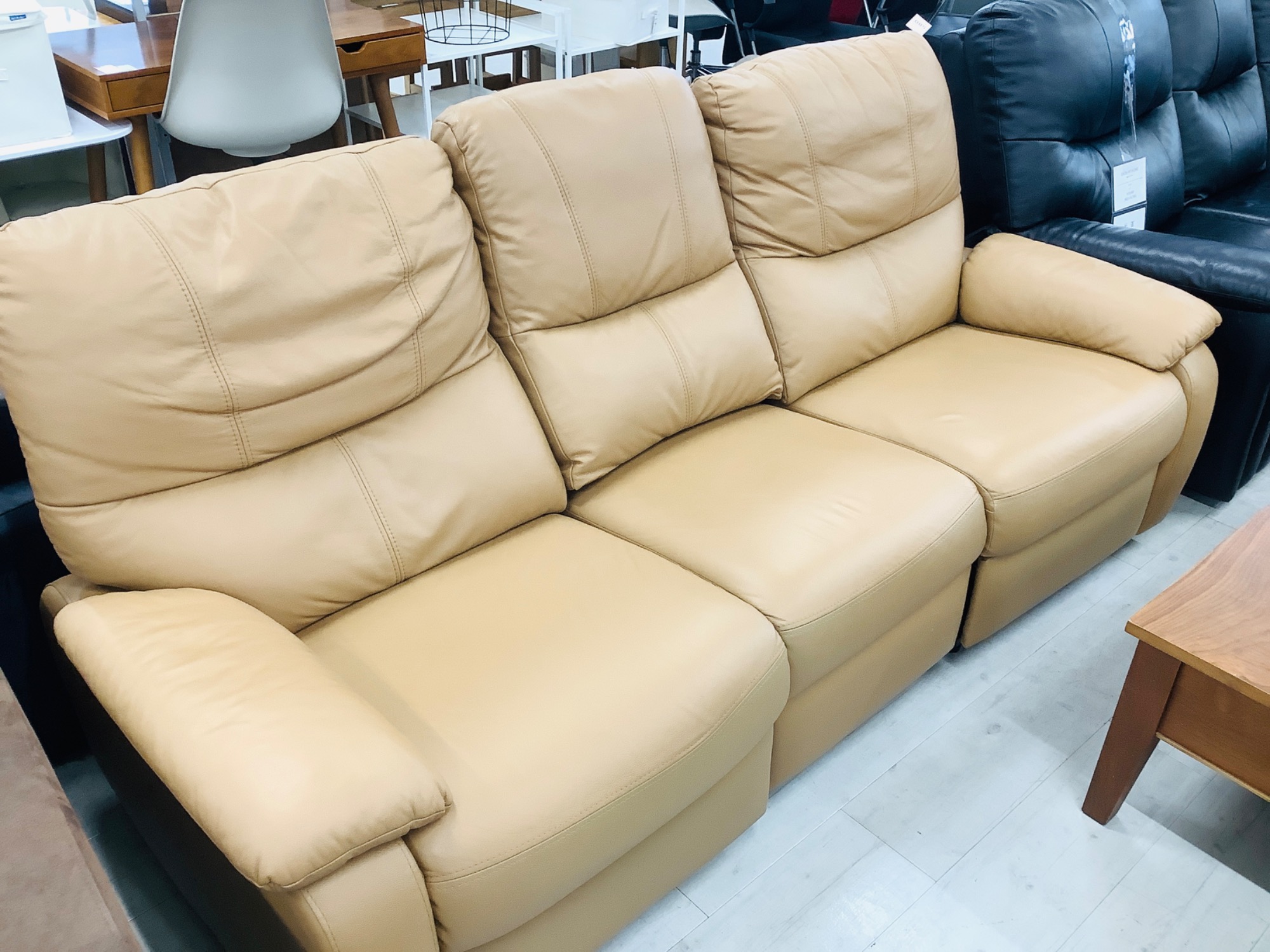 大塚家具電動リクライニングソファー 大塚家具の電動リクライニングソファーのご紹介です。