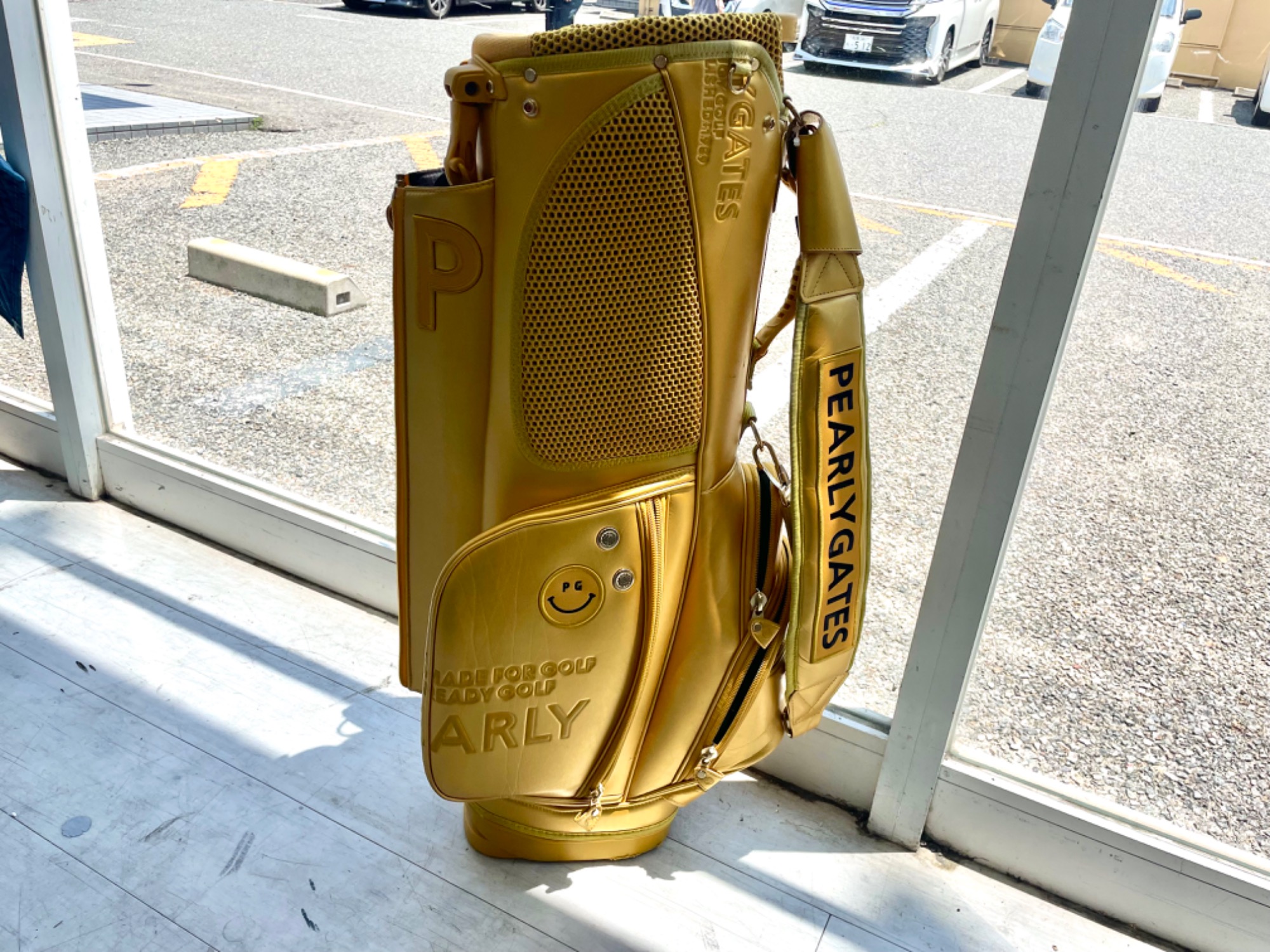 PEARLY GATES】光沢あるイエローのキャディバッグ入荷しました