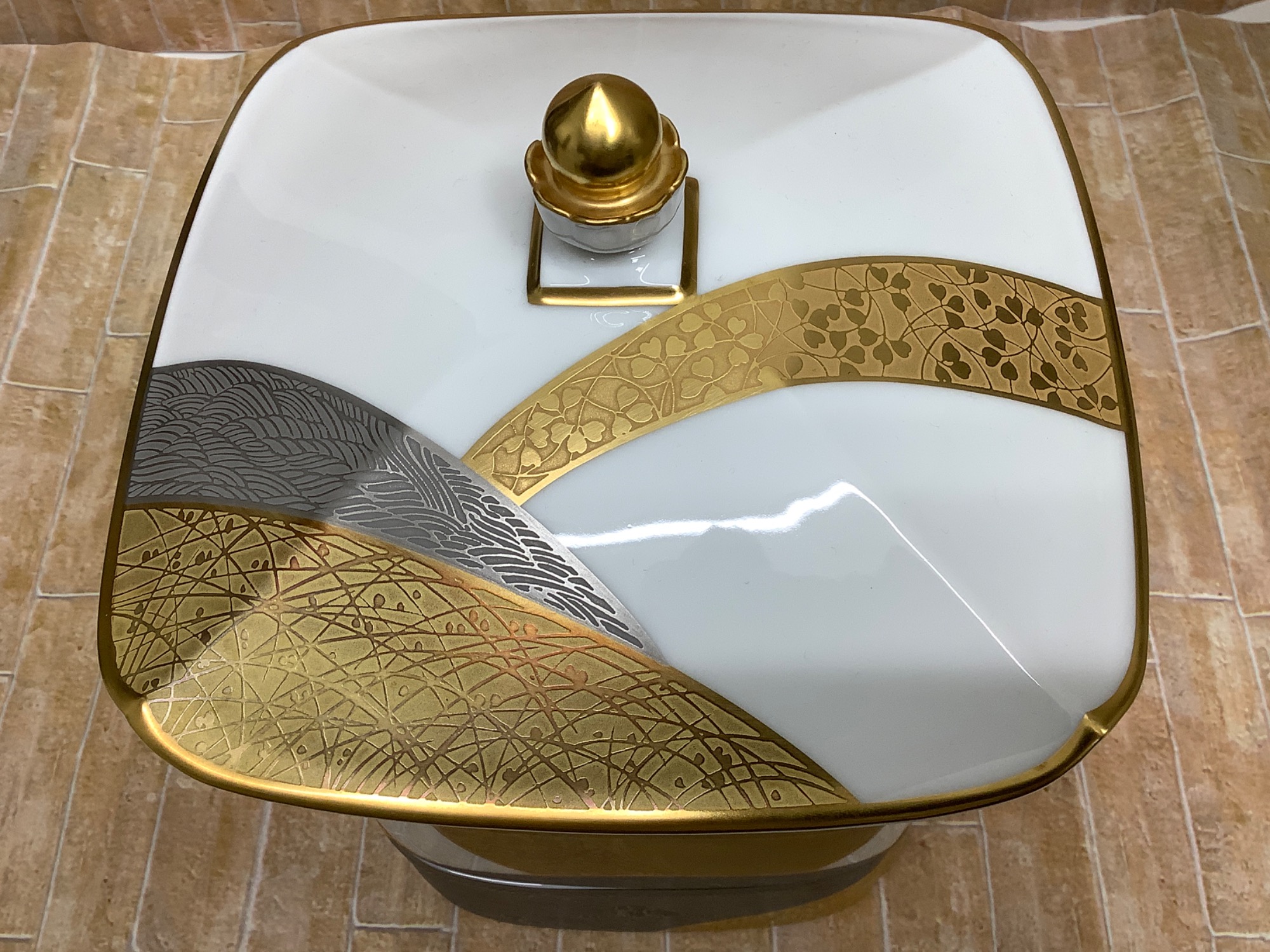 豪華で美しいNoritake(ノリタケ)の三段重が入荷しました｜2025年