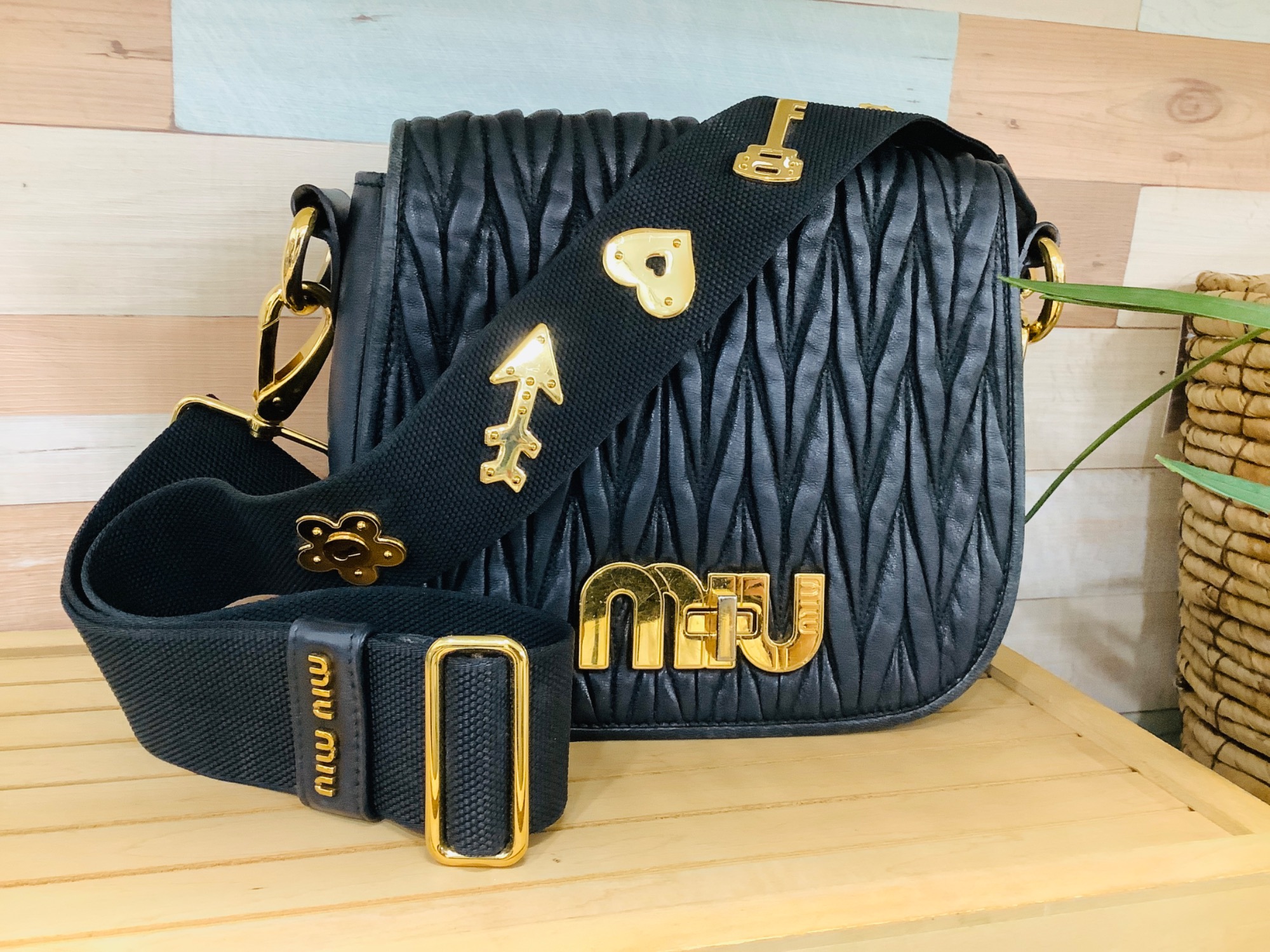miu miu ショルダーバッグ ベージュ/ネイビー MIU MIU/ミュウミュウ】ショルダーバッグが入荷しました。｜2025