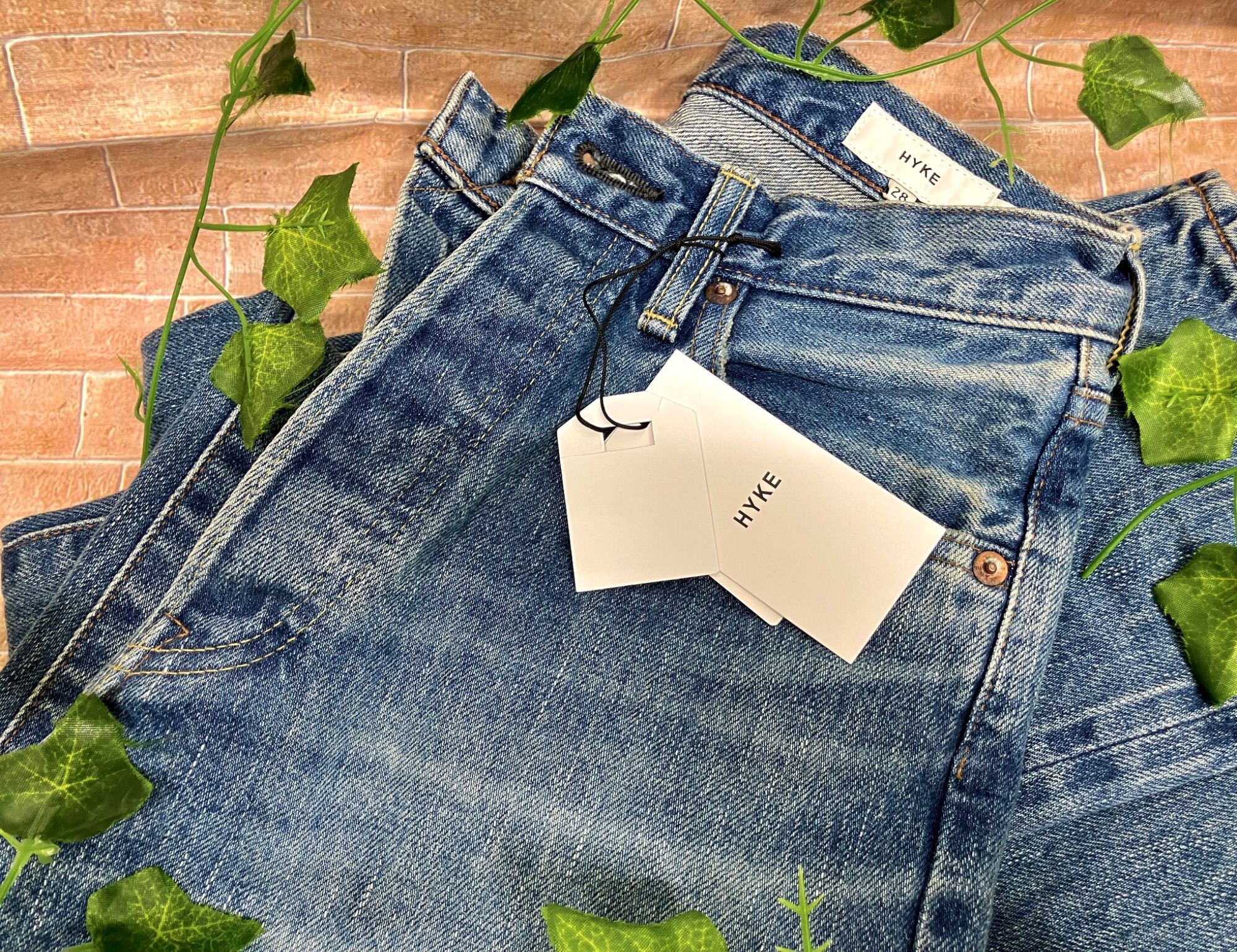 HYKE】ハイクのおしゃれなデニムパンツです。どんなお洋服とあわせま