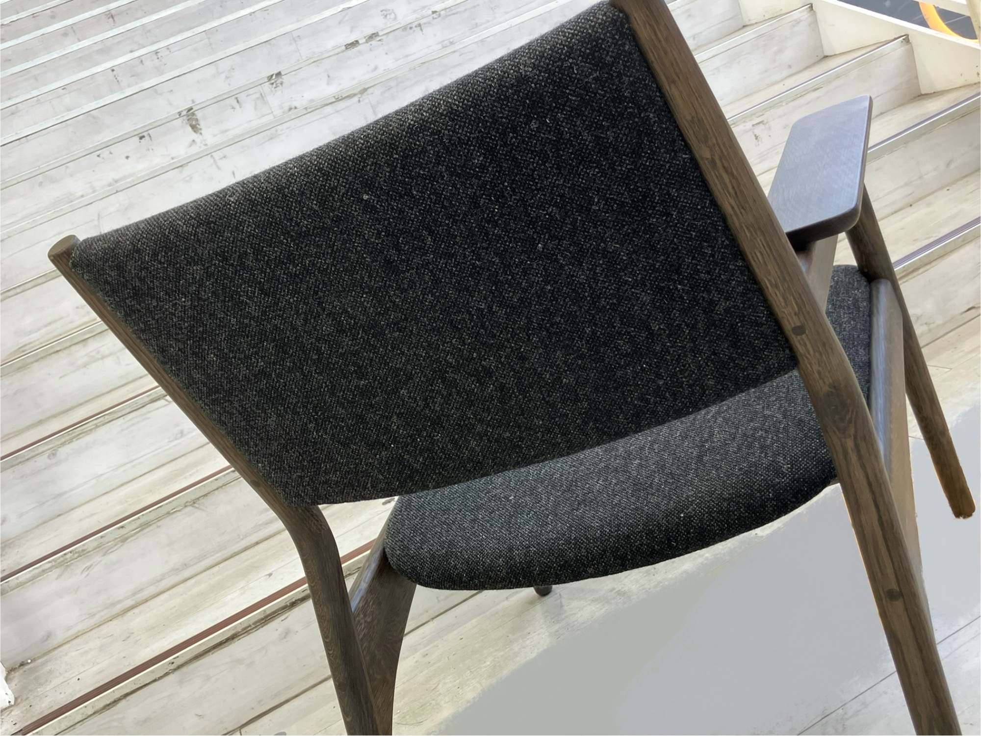 デザインと快適性を極めた「KARIMOKU CASE (カリモクケース)」による