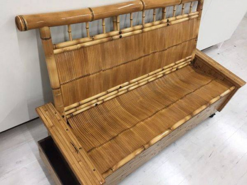 イスのテーブル