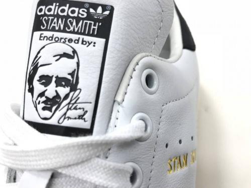 スポーツ用品のアディダス(adidas)