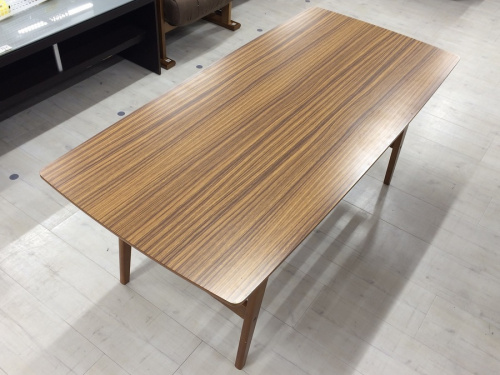 家具のテーブル