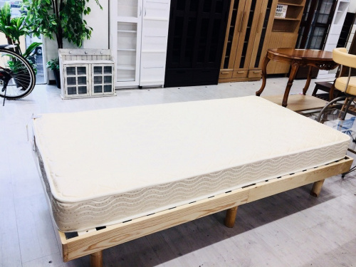 家具のベッド