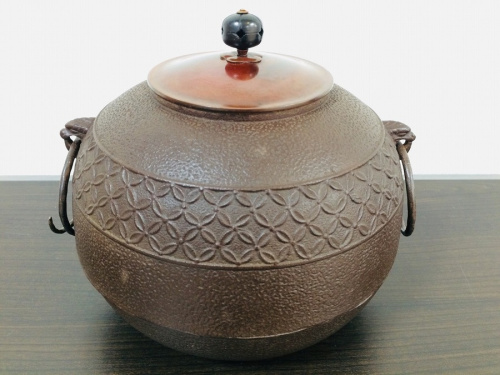 和食器の風炉窯　鉄瓶