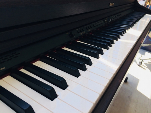 楽器のROLAND