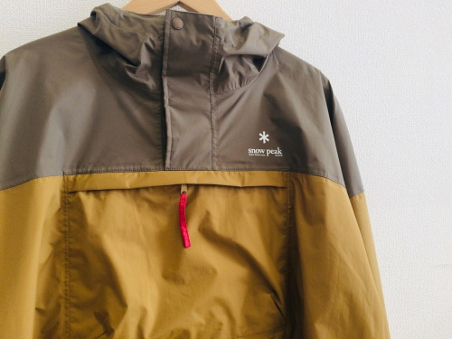 アウトドア用品のレインポンチョ