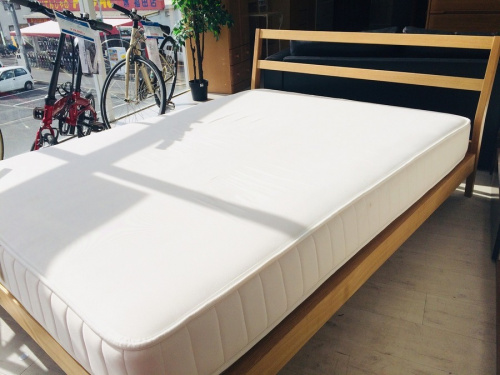 家具のダブルベッド