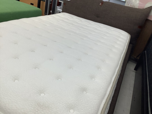 家具のベッド