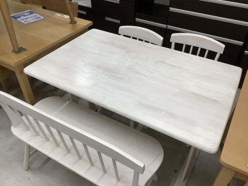 生活家具のテーブル