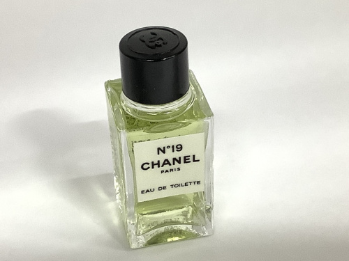 パンチングヒールパンプスのCHANEL
